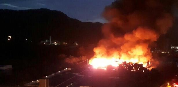 Incêndio destrói galpão de próxima novela das 19h nos Estúdios Globo no Rio - Reprodução - Reprodução