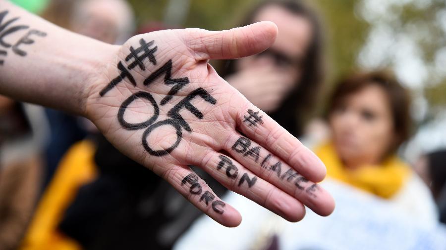Mulheres usam a hashtag #MeToo em protesto em Paris contra abuso sexual  - Bertrand Guay/AFP