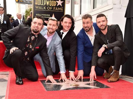 Chris Kirkpatrick, Lance Bass, JC Chasez, Joey Fatone e Justin Timberlake são homenageados com a estrela na Claçada da Fama de Hollywood para o grupo NSYNC - Alberto E. Rodriguez/Getty Images/AFP
