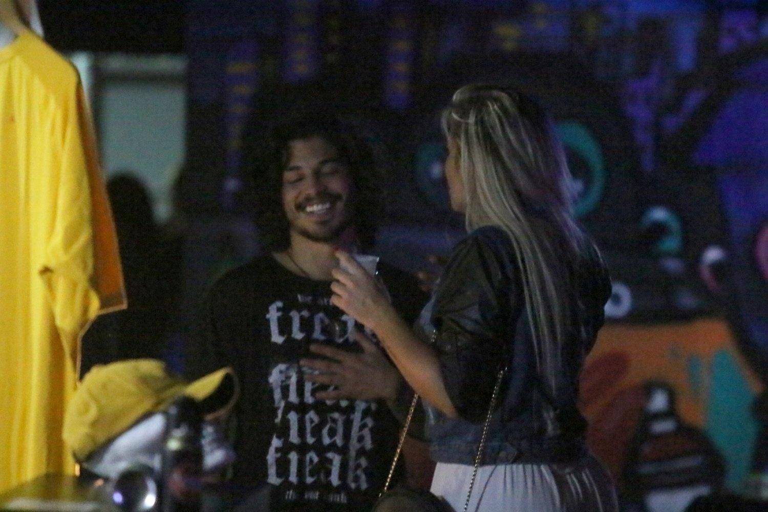 O ator Douglas Sampaio foi flagrado aos beijos com a modelo Veridiana Freitas na festa "Chega Junto", na zona portuária do Rio de Janeiro neste sábado (3) - Divulgação