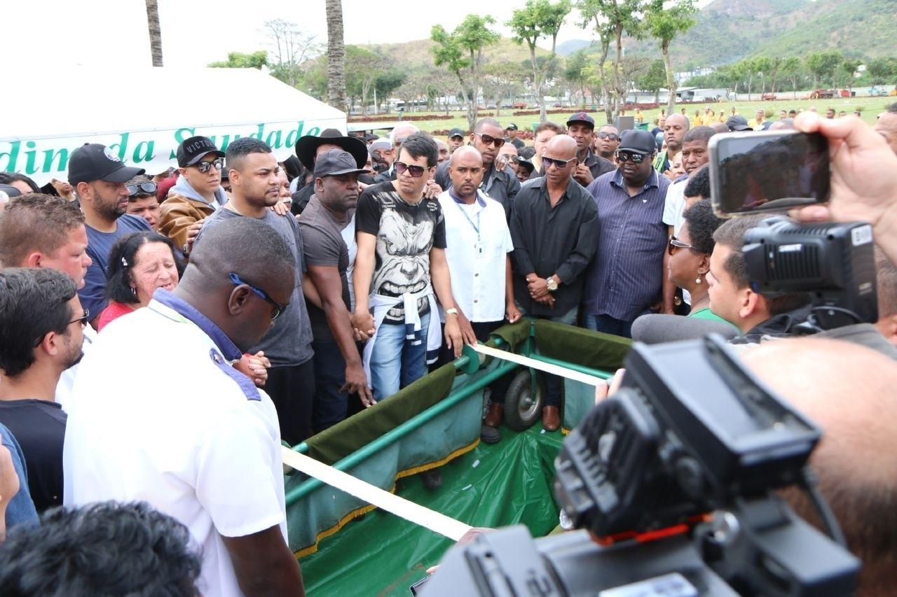 Amigos e familiares prestam as últimas homenagens no enterro de Mr. Catra - Daniel Pinheiro/AgNews