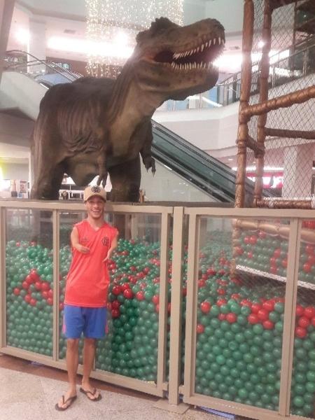 Michel Bracinho posta foto ao lado de um Tiranossauro Rex - Reprodução/Twitter
