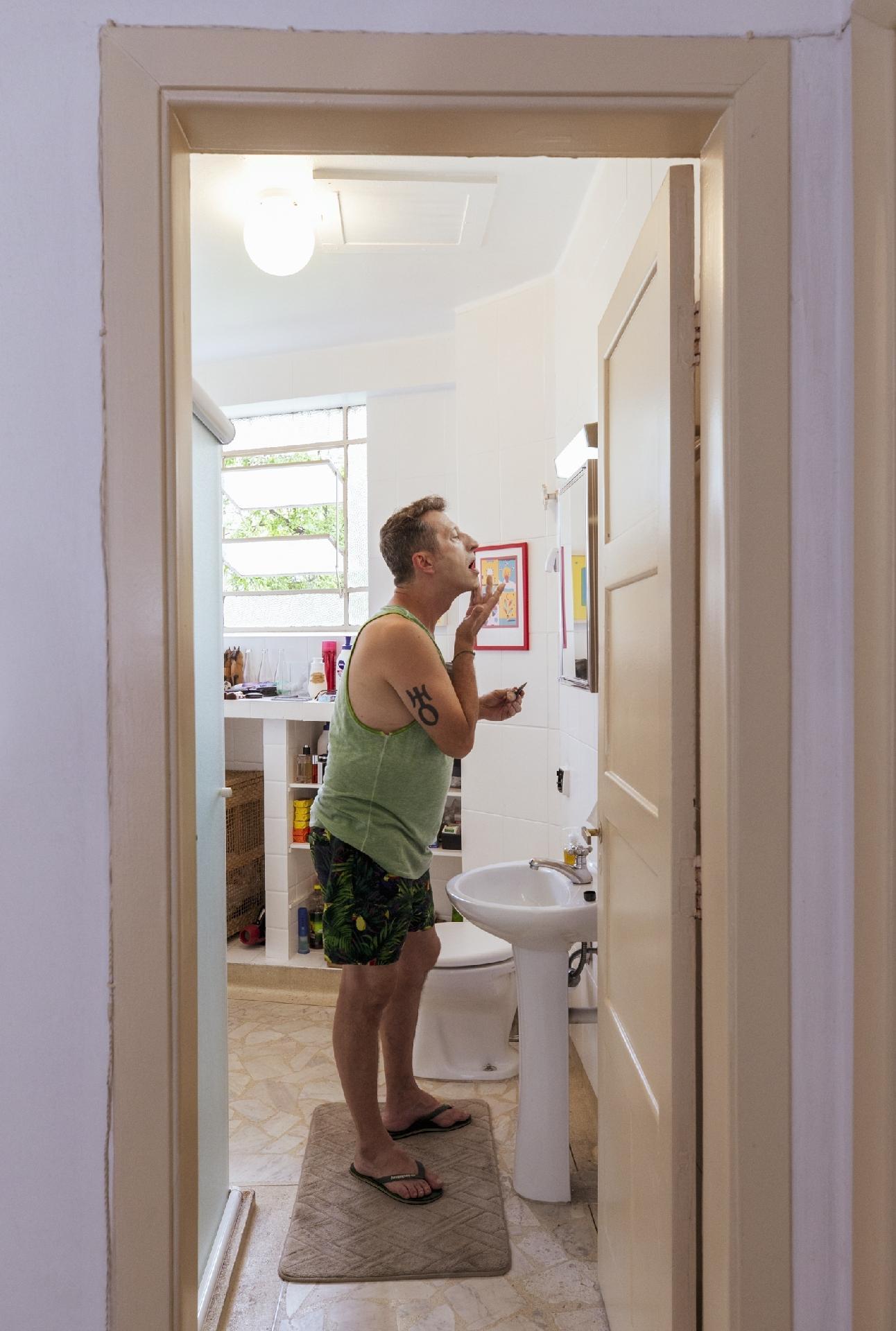 Um traje leve para aguentar o calor e segurar a make - Mariana Pekin/UOL