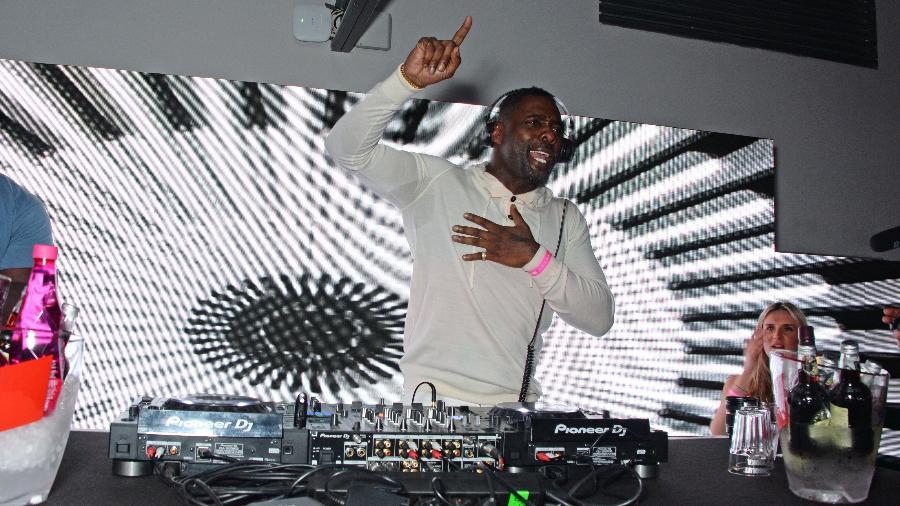 Idris Elba trabalhando de DJ em uma festa da Formula E, em abril de 2018 - Dave Benett/Getty Images