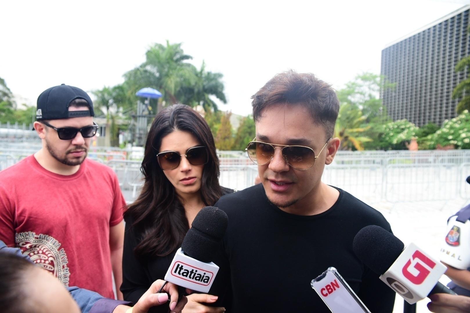 Bruno e Leandro (KLB) e Natália chegam a velório - Leo Franco / AgNews