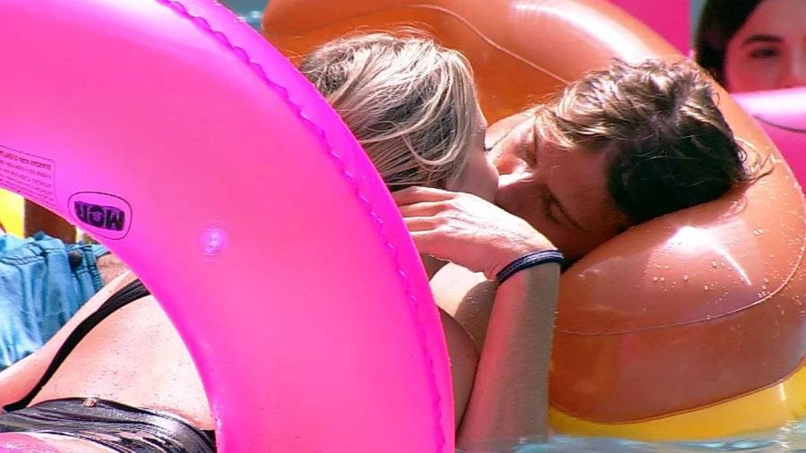 Marcela e Daniel trocam beijos na piscina - Reprodução/Globo