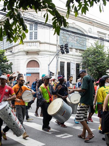 21.fev.2020 - Desfile de bloco na Cracolândia aconteceu mesmo sem autorização da prefeitura - Estadão Conteúdo