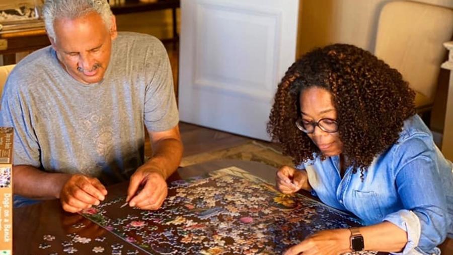 Oprah Winfrey montando quebra-cabeças durante isolamento social - Reprodução/Facebook