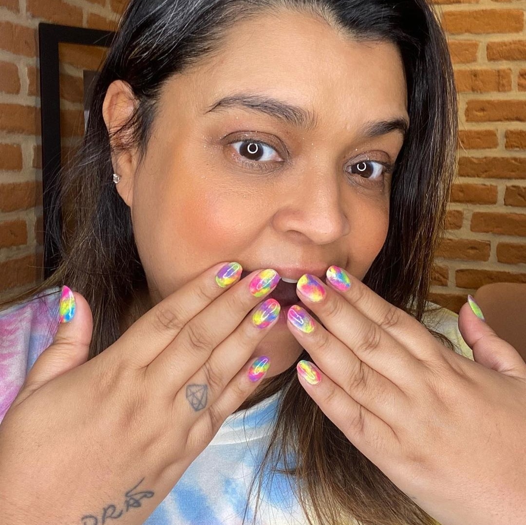 Unhas tie-dye: manicure das famosas ensina a fazer nail art