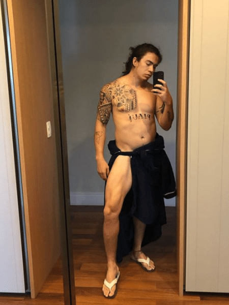 Whindersson Nunes posa com roupão amarrado na cintura - Reprodução/Instagram/@whinderssonnunes