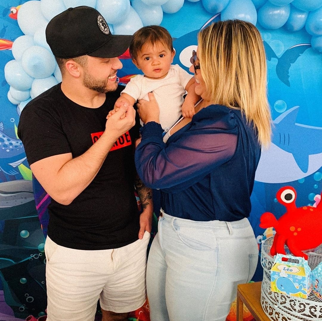 Marília Mendonça dá uma escapada para ir à piscina com a mãe: ''Depois de 4  meses de Léo