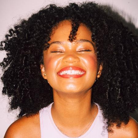 "Era insegura com minha cor, meu cabelo, comigo", diz cantora Agnes