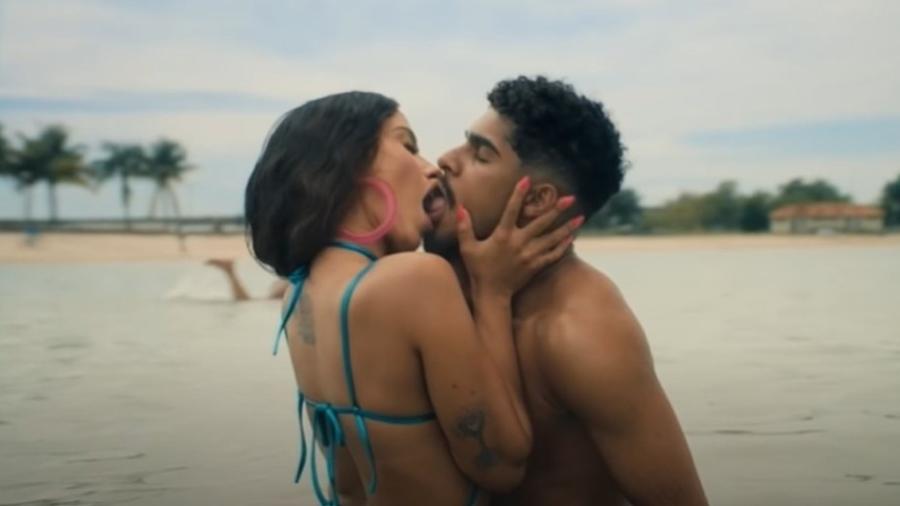 O beijão de Anitta e Tiago Alves em "Girl From Rio" - Reprodução/YouTube