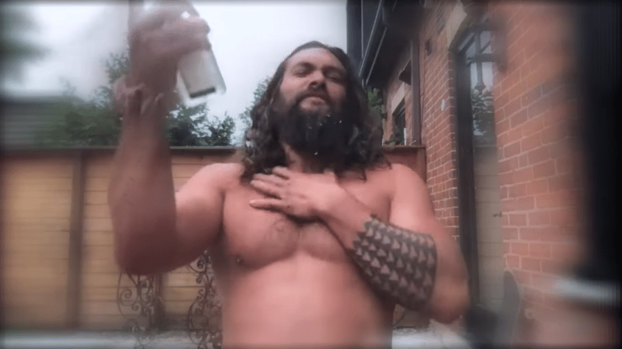Ator de "Aquaman" toma banho de álcool em gel em talk show - Reprodução/YouTube