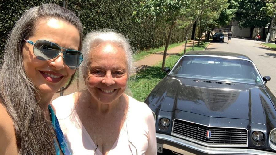 Carla Vilhena posa com a mãe em frente ao carro  - Reprodução/Twitter