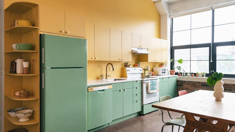 Com prática simples, o visual da sua cozinha pode ser renovada com o elemento que vem se destacando no décor: a geladeira colorida - Reprodução/Pinterest