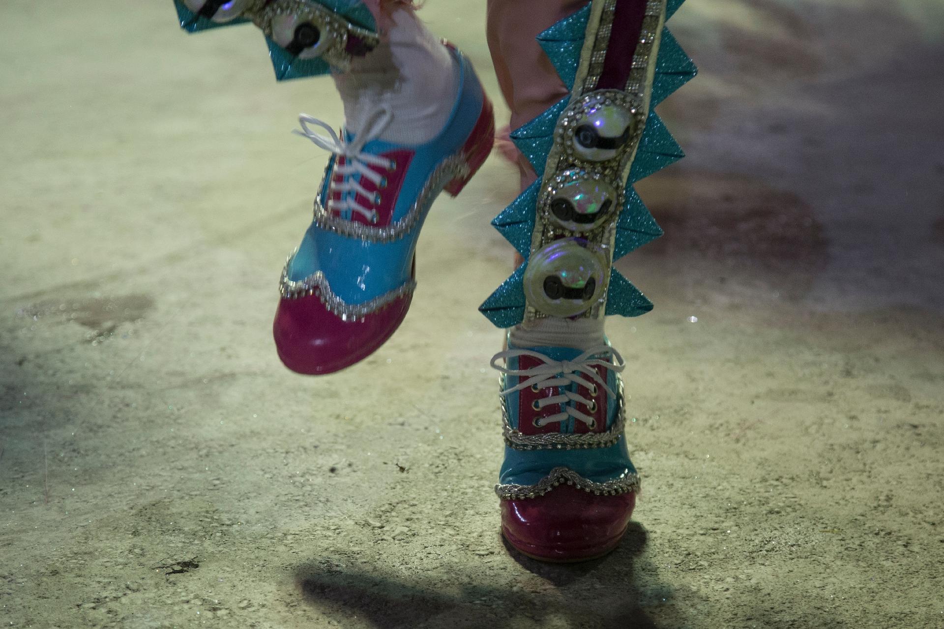 Detalhe no sapato da fantasia de um folião da Viradouro - Júlio César Guimarães/UOL