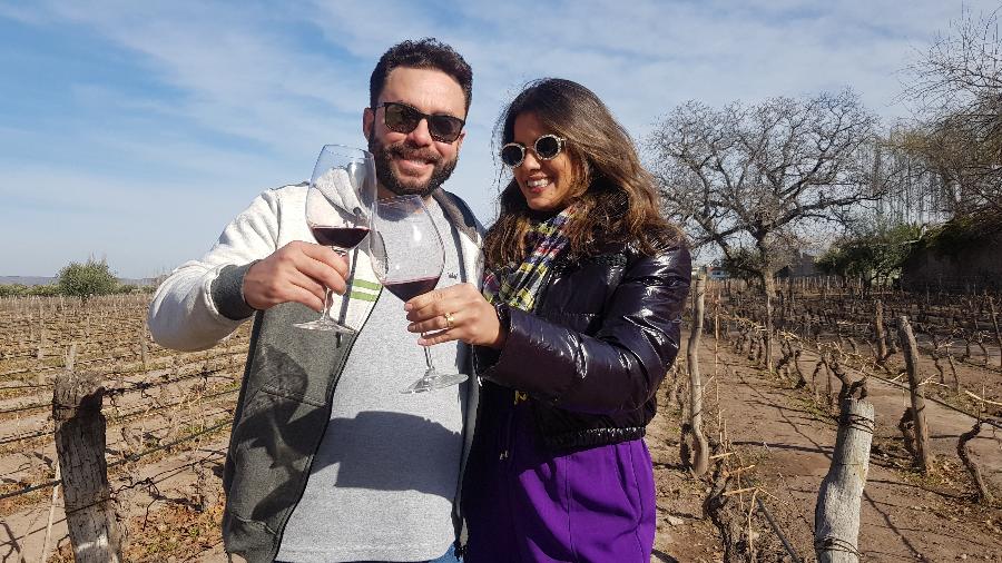 Os brasileiros Gercílio e Raissa Macedo estão em Mendoza, na Argentina, e pretendem trazer na bagagem de volta mais de 20 garrafas de vinho - Luciana Taddeo/UOL