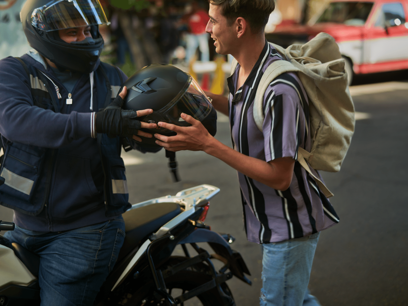 Uber das motos chega ao Brasil e promete corridas até 30% mais