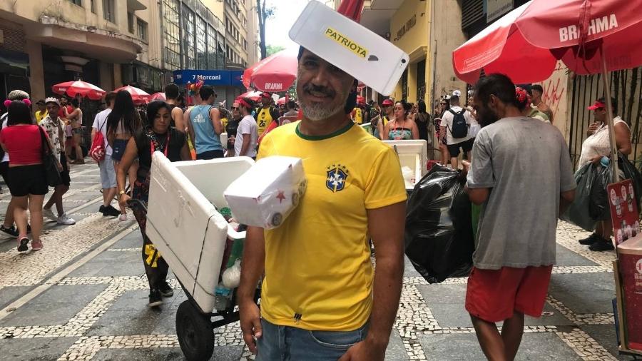 Folião de veste de patriota em bloco de São Paulo - Bruna Calazans/UOL