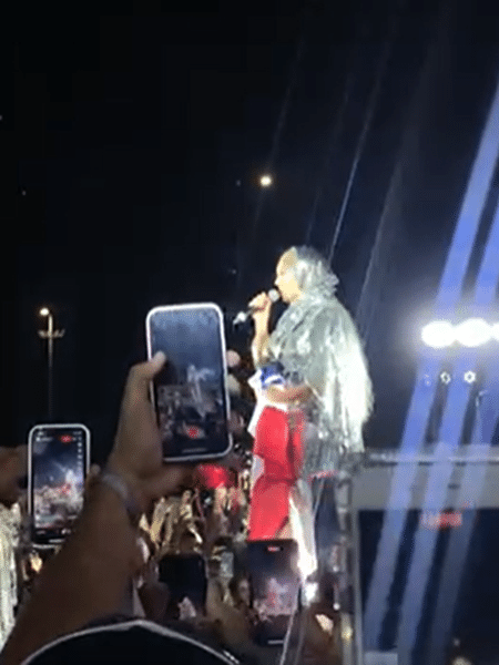 Beyoncé segura bandeira da Bahia em visita a festa de lançamento de seu filme em Salvador