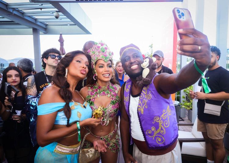 Drika e André Marinho fazem selfie com Anitta antes do início do seu bloco, no Rio