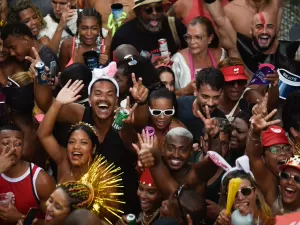 'Acordar cedo e beber mais água': Foliões fazem planos para o Carnaval 2025