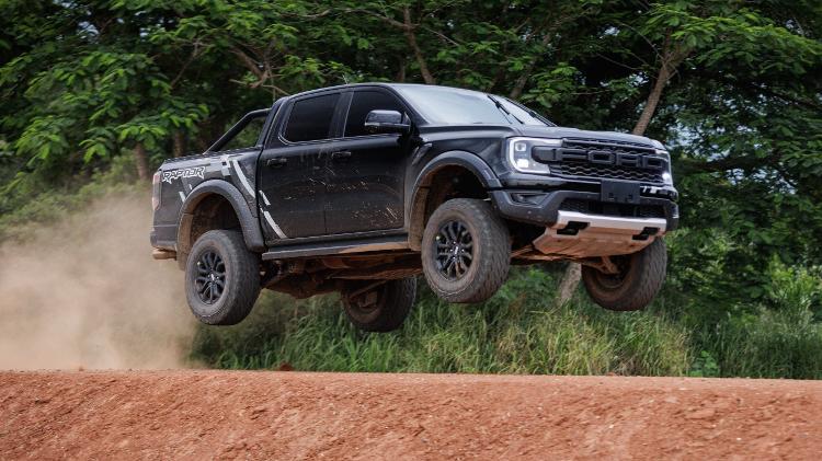 Ford Ranger Raptor tem motor V6 turbo e comportamento de carro esportivo, além de preparo off-road Ford Ranger Raptor tem motor V6 turbo e comportamento de carro esportivo, além de preparo off-road