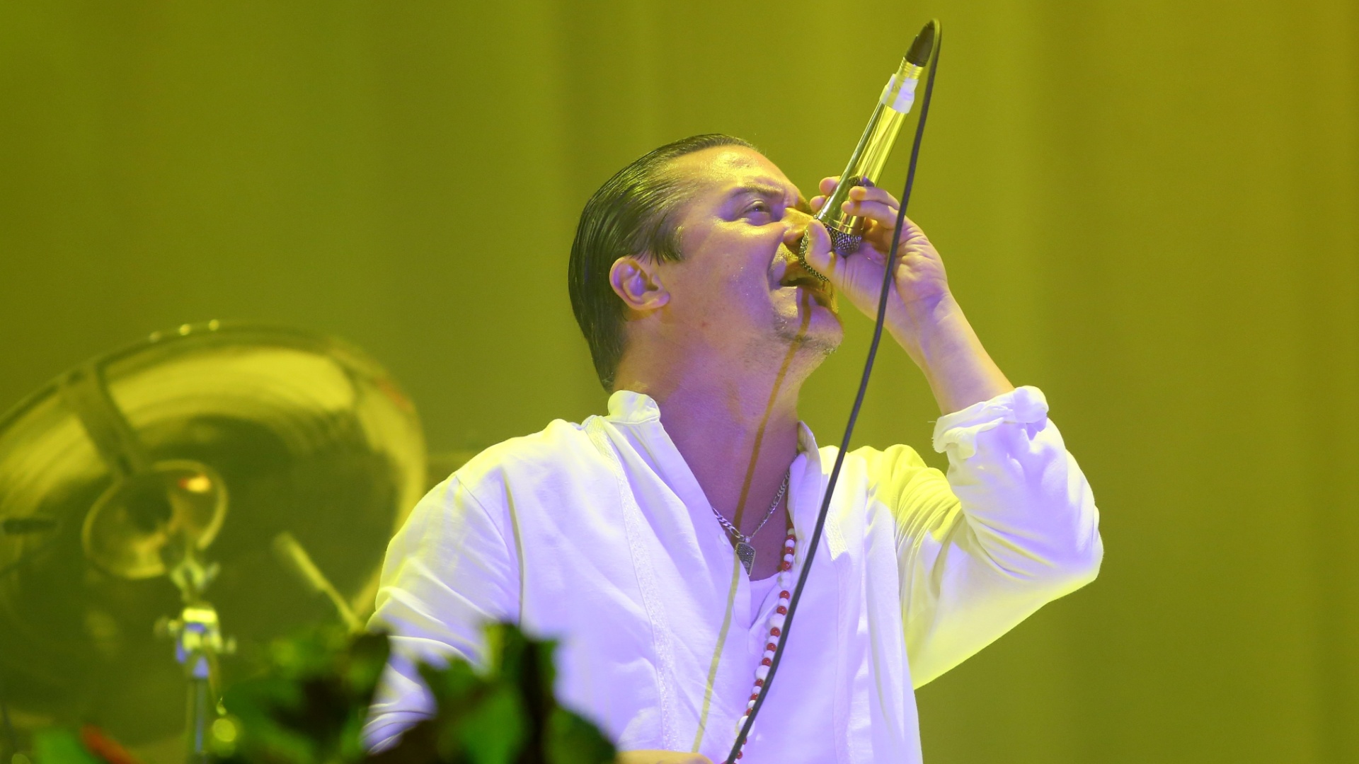 25.set.2015 - De branco e com o palco adornado com flores, o Faith No More se apresenta no palco Mundo, durante o quinto dia de shows do Rock in Rio 2015. - Marco Antônio Teixeira/UOL