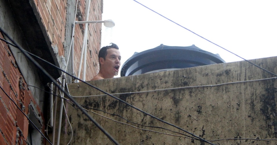 29.set.2015- Rodrigo Faro toma banho em chuveiro de uma casa no Vidigal