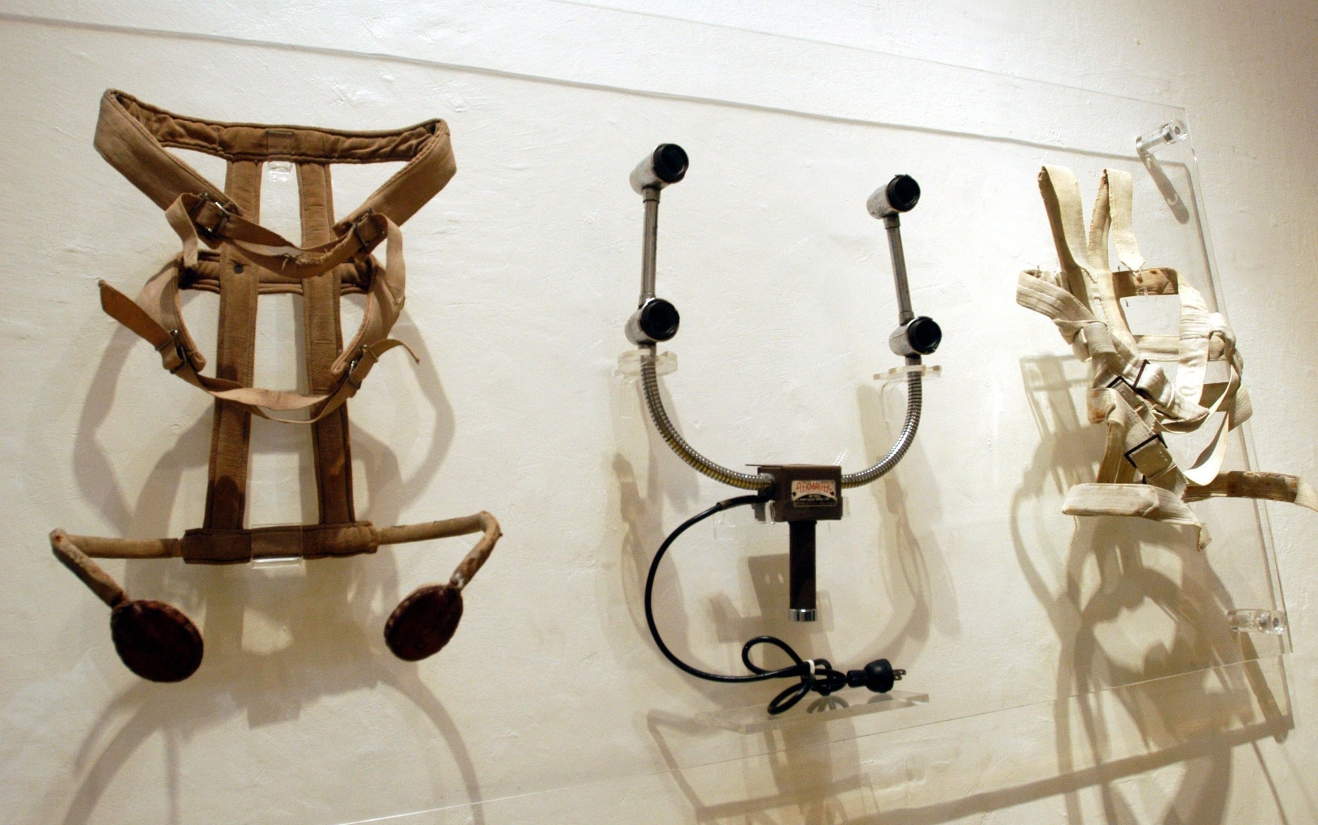 Em 2005, o museu Frida Kahlo (www.museofridakahlo.org.mx) apresentou uma exposição da coleção de cartas de pintora a seu médico e as peças relacionadas à série de doenças, acidentes e operações que sofreu ao longo da vida. Um exemplo foram as muitas cintas ortopédicas usadas por Frida - EFE/ Mario Guzmán