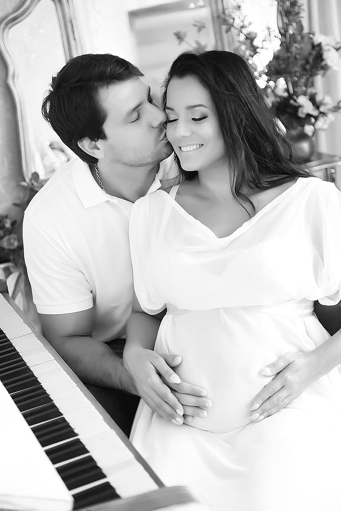 Aos 44 anos, a atriz Mônica Carvalho fez um ensaio fotográfico para registrar sua segunda gestação. Ela e o marido Alaor Paris Júnior, que também participou da sessão, esperam Valentina - Roni Sanches/Divulgação