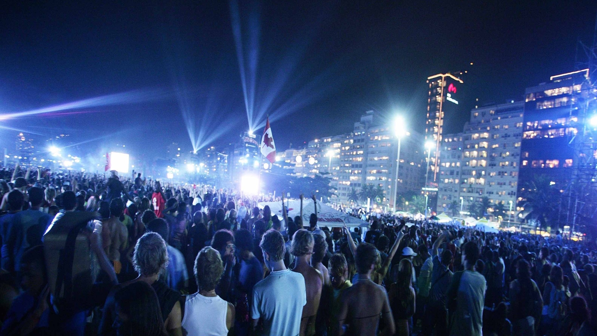18.fev.2006 - Público assiste ao show dos Rolling Stones, que reuniu 1,2 milhão de pessoas na praia de Copacabana, no Rio de Janeiro - João Wainer/Folhapress