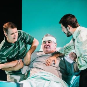 Os atores Alexandre Menezes, Otávio Augusto e Edu Fernandes em cena da peça "A Tropa" - Elisa Mendes/Divulgação - Elisa Mendes/Divulgação