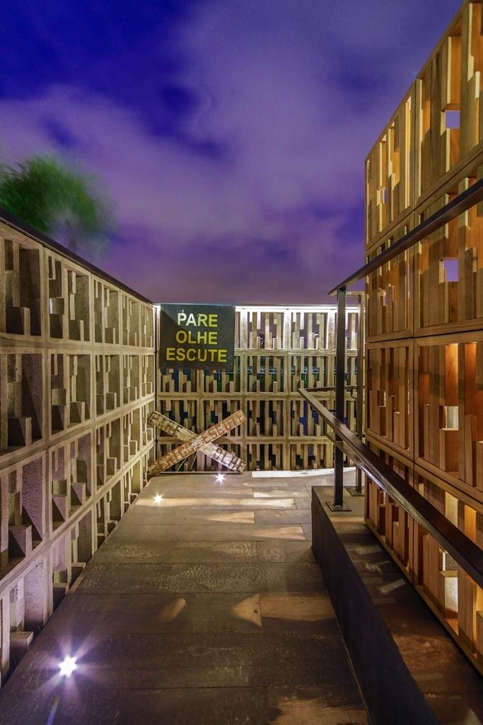 Na rampa de acesso ao ambiente do arquiteto Léo Shehtman, na edição de 30 anos da Casa Cor SP, elementos de sinalização da via férrea: "Pare. Olhe. Escute." O lounge em estilo Art Déco foi construído dentro de um vagão de trem da antiga Estrada de Ferro Sorocabana - Divulgação