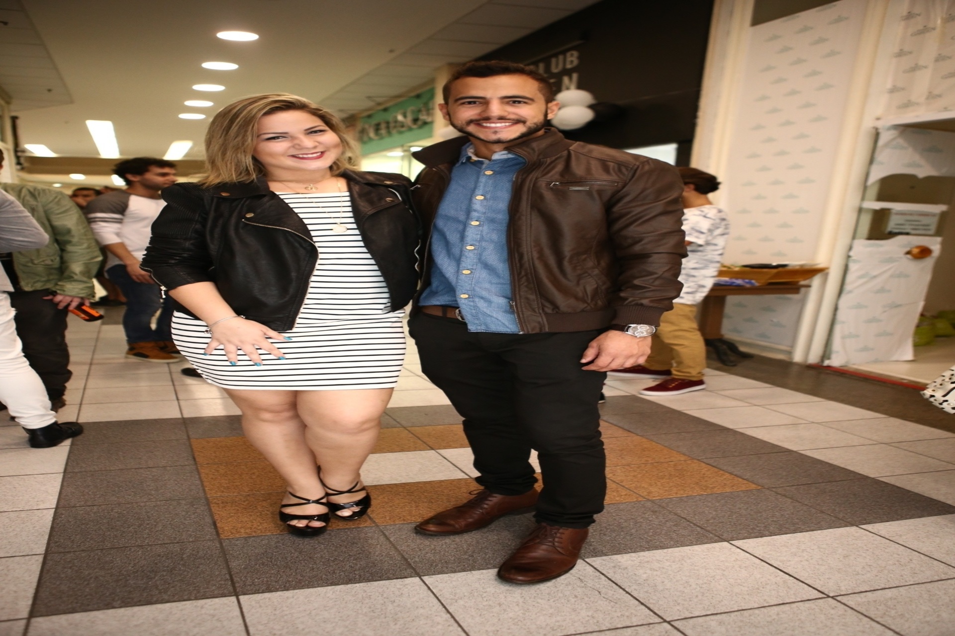 6.jun.2016- Após o "BBB", Matheus e Cacau enchem o cofrinho fazendo presença vip em eventos. No sábado, o casal esteve no coquetel em comemoração ao segundo aniversário do Club Men Salon, na Barra da Tijuca, zona oeste do Rio - Raphael Mesquita/Divulgação