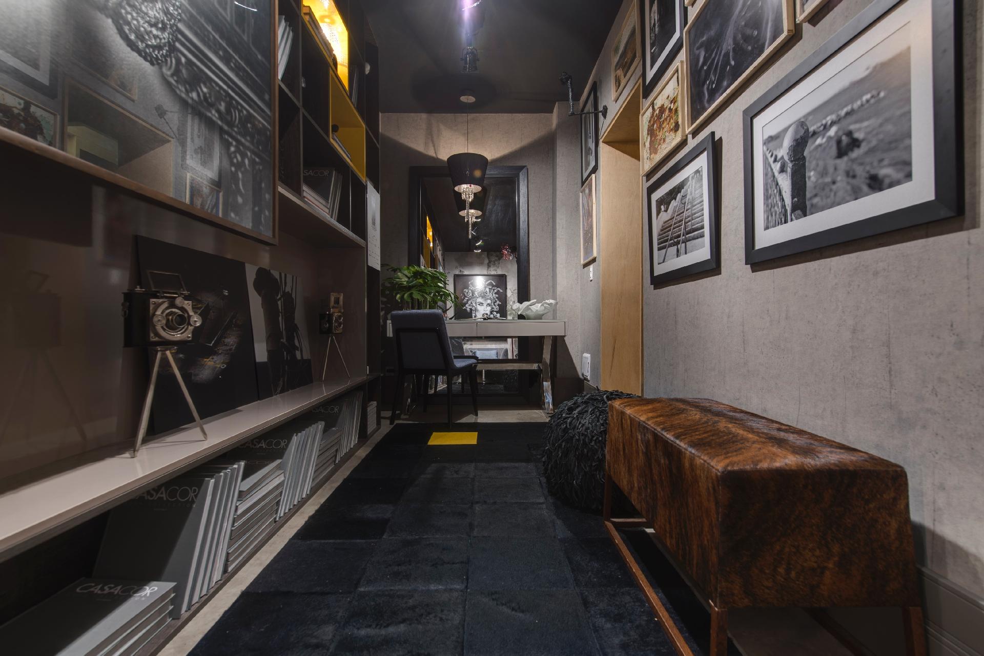 Os móveis em linhas retas, na Sala Íntima do Hobby, são escuros e se bazeiam no cinza e no marrom, em contraste com o amarelo usado em alguns nichos. Os quadros expostos no ambiente assinado por Julio Cesar Dantès e Marcelo Cohen, na Casa Cor SP 2016, são dos fotógrafos Robério Braga, Juan Guerra e Rogério Neves - Katia Kuwabara/UOL