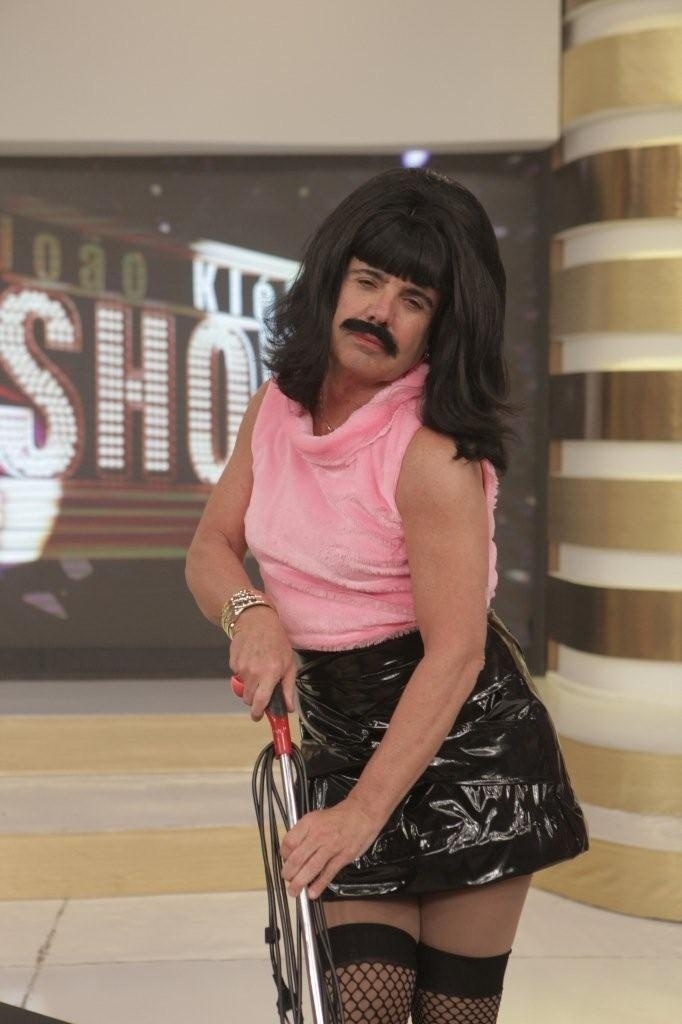 Após John Travolta, Lady Gaga e Ney Matogrosso, João Kleber se transformará em Freddie Mercury no "João Kleber Show" deste domingo (24). O apresentador se vestiu como o líder da banda Queen no clipe "I want to Break Free", em que o músico se fantasiou de mulher com bigode - Artur Igrecias/RedeTV!