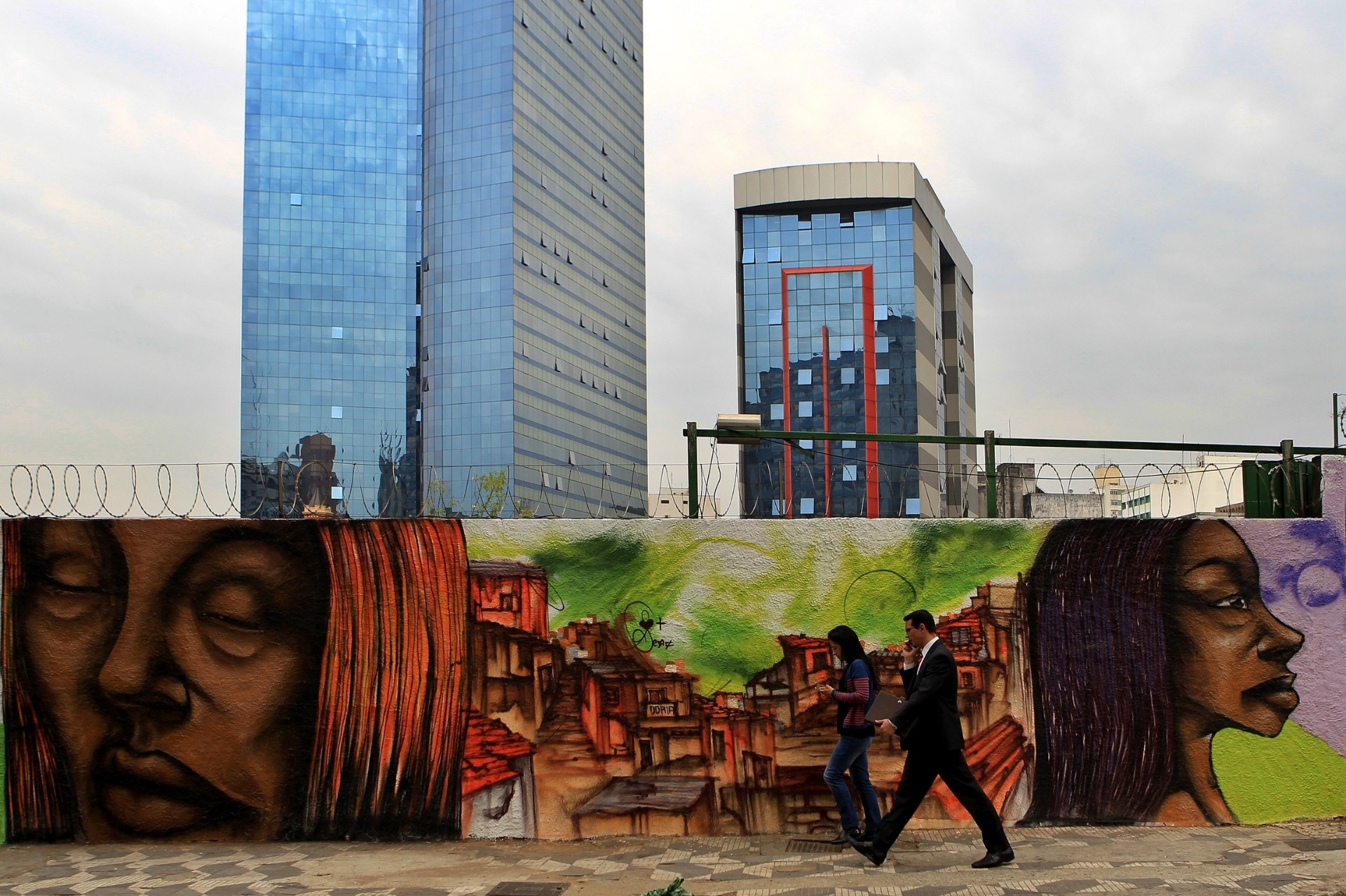 9.ago.2016 - Grafite em homenagem aos dez anos da Lei Maria da Penha é inaugurado no centro de São Paulo - Hélvio Romero/Estadão Conteúdo