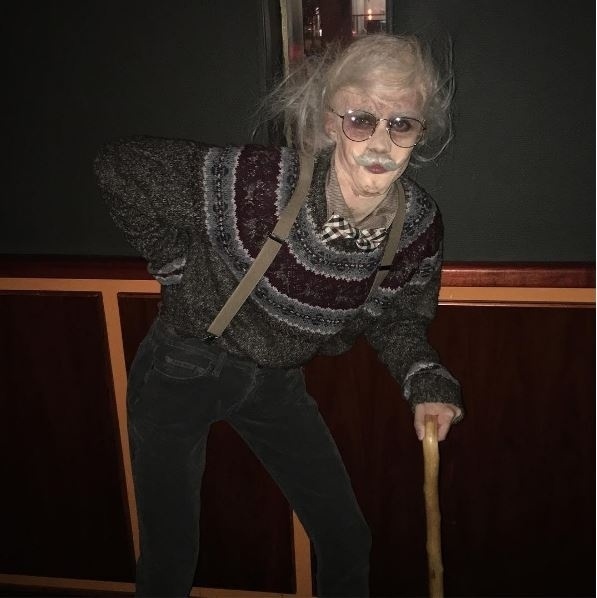 28.out.2016 - A modelo portuguesa Sara Sampaio, Angel da Victoria's Secret, se vestiu de vovô para uma festa de Halloween em Nova York, nos Estados Unidos - Reprodução/Instagram