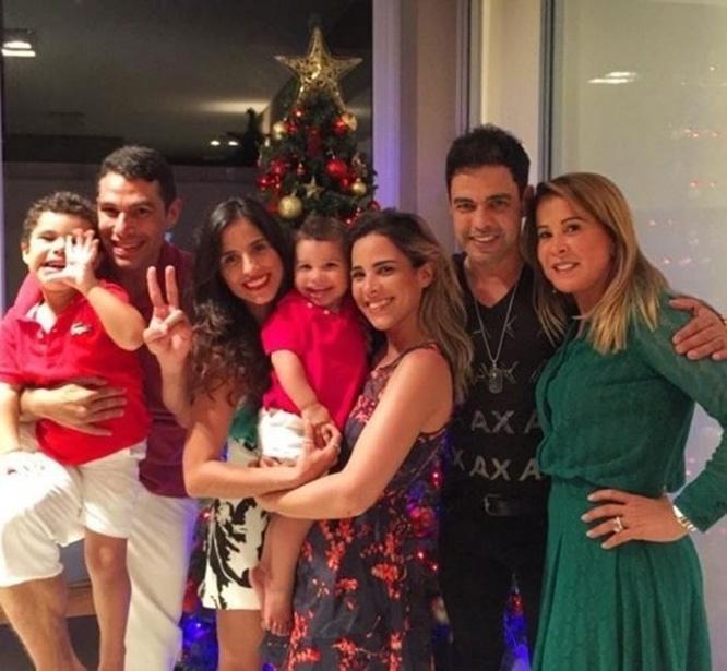 25.dez.2015 - O ex-casal Zezé Di Camargo e Zilu apareceu abraçado na foto de Natal da família Camargo. O clique foi compartilhado pela filha deles, a atriz Camilla Camargo (à esq.), que destacou na legenda a falta do irmão Igor na foto - Reprodução/Instagram/camilla_camargo