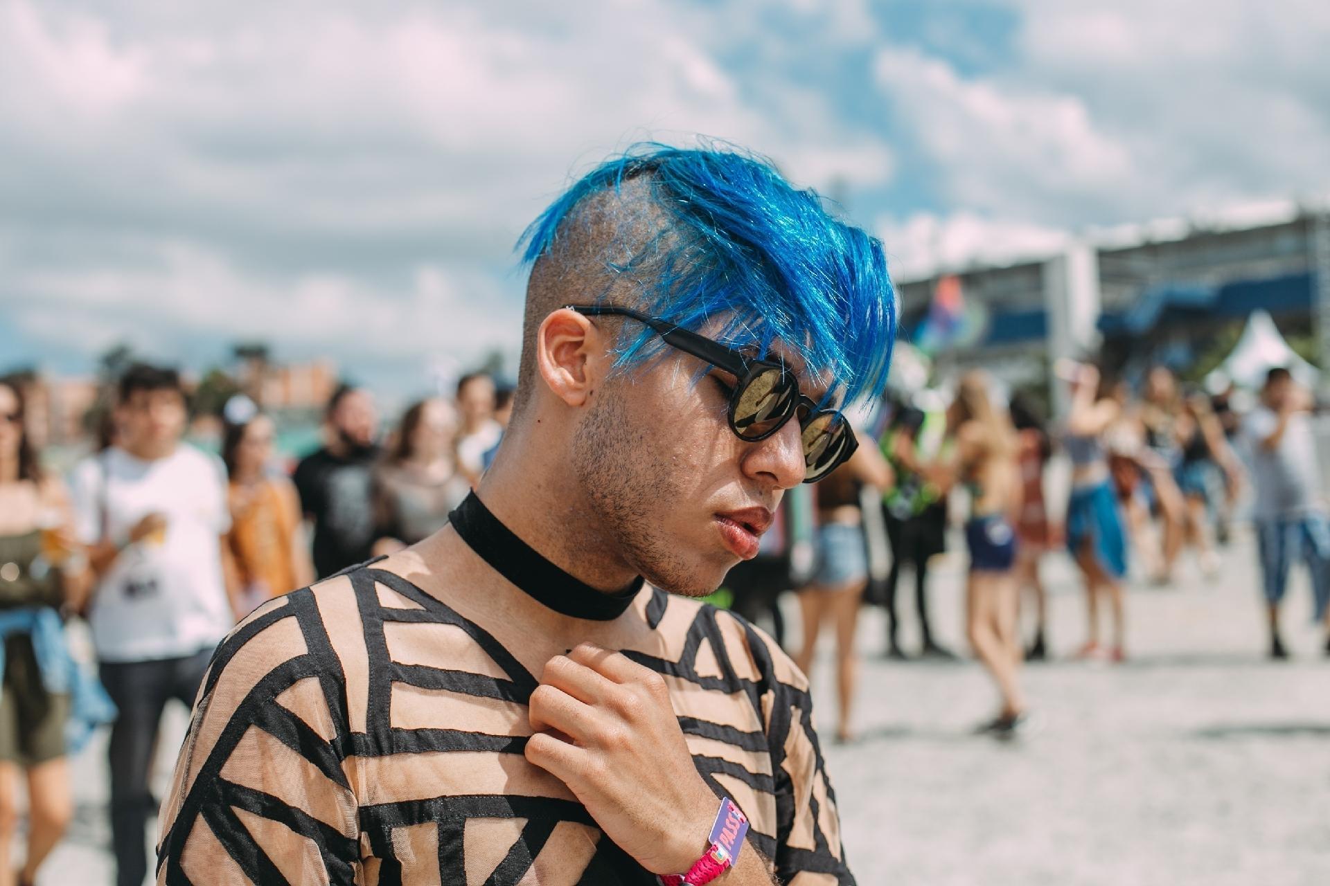Público do Lolla: rapaz com cabelo azul - Felipe Gabriel / UOL