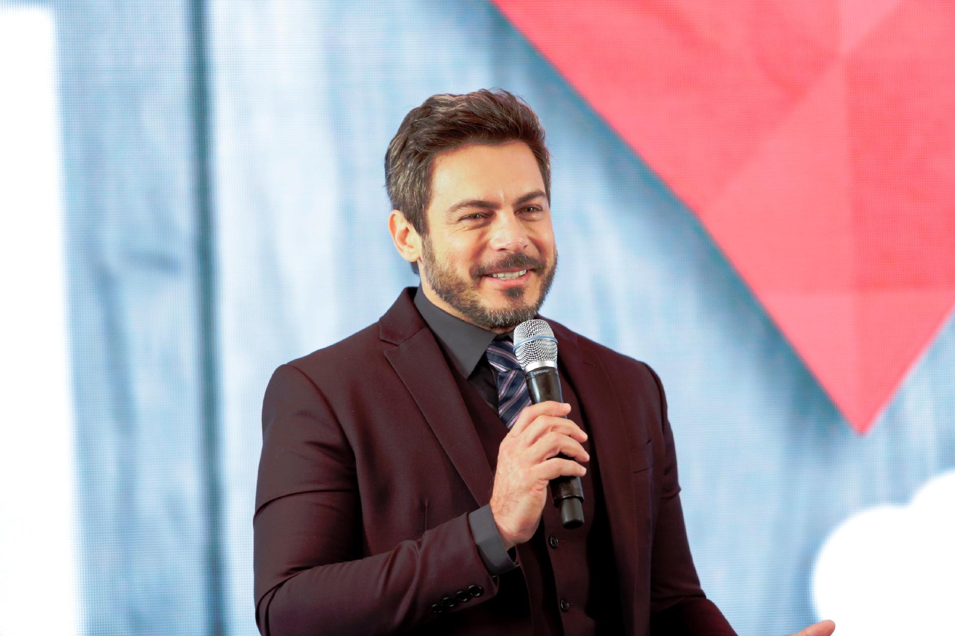 Luigi Baricelli apresenta o programa de encontros "À Primeira Vista" na Band - Divulgação/Band