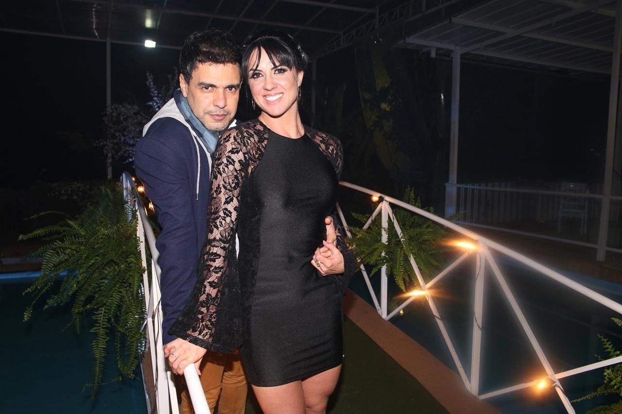 Zezé Di Camargo ganhou uma festa surpresa na noite desta quinta (17) para comemorar seus 55 anos e celebrou ao lado da noiva Graciele Lacerda - Deividi Correa/Ag.News