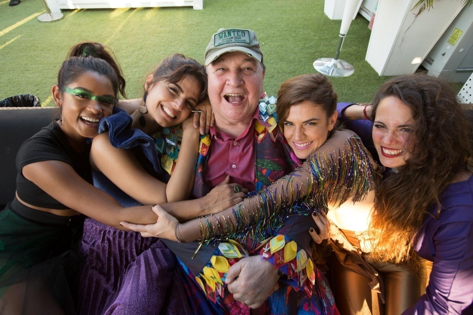 Lucy Alves, Emanuelle Araújo, Mariana Aydar e Tiê abraçam João Donato, homenageado no Palco Sunset - Marcos Hermes/UOL