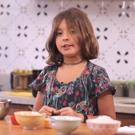 Flor, filha de Bela Gil, ensina receitas no canal da mãe no YouTube - Reprodução