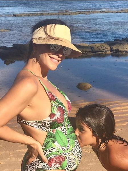 Ivete Sangalo ganha beijo na barriga de grávida do filho, Marcelo - Reprodução/Instagram