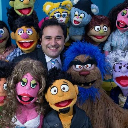 Warley Santana com os bonecos do programa "Tá Certo?", da Cultura - Reprodução/Instagram - Reprodução/Instagram