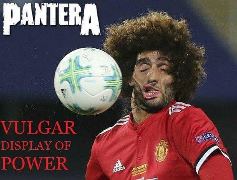 O belga Marouane Fellaini levando uma bolada em um jogo do Manchester United não tem tudo a ver capa de "Vulgar Display of Power", do Pantera, que traz um homem levando um soco na cara? - Reprodução/Facebook
