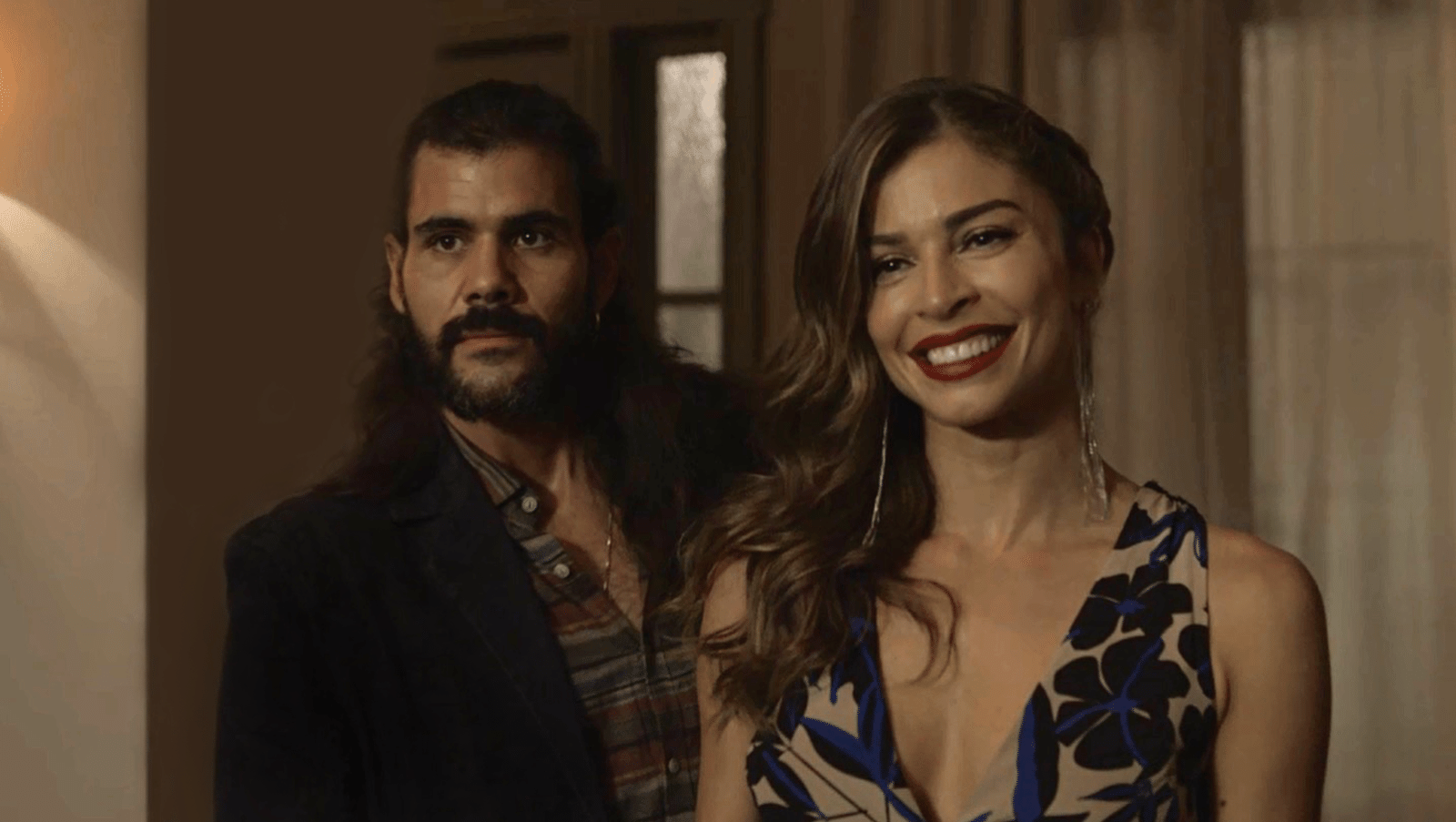 Lívia apresenta Mariano para a família - Reprodução/GShow/O Outro Lado do Paraíso